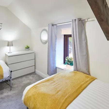 Host & - Mel House Cottages *