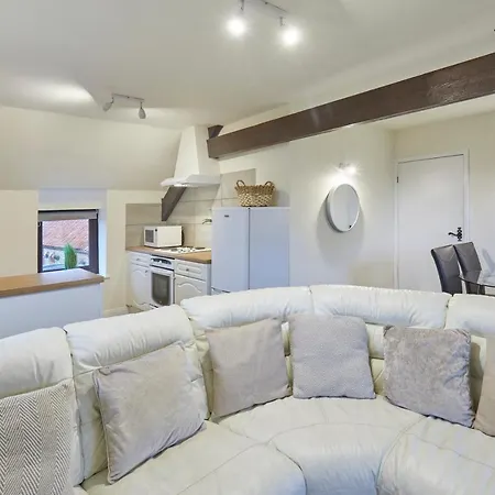 Host & - Mel House Cottages *